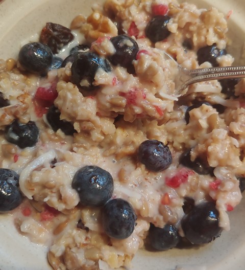 Oatmeal with fresh fruit is gluten free.