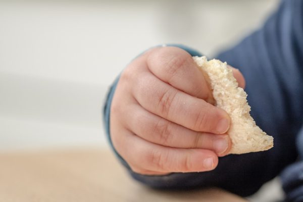 Child eating with right hand